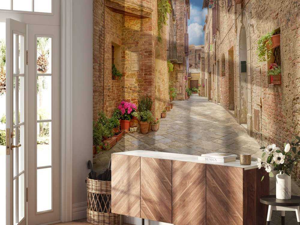 Italienische Straße mit Pflanzen und Blumen