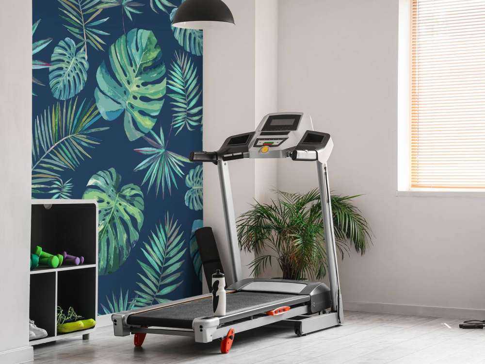 Palmenblätter und Monstera