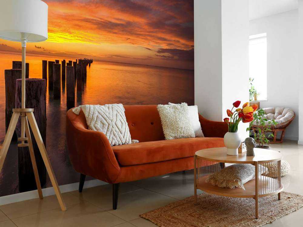 Wellenbrecher bei Sonnenaufgang