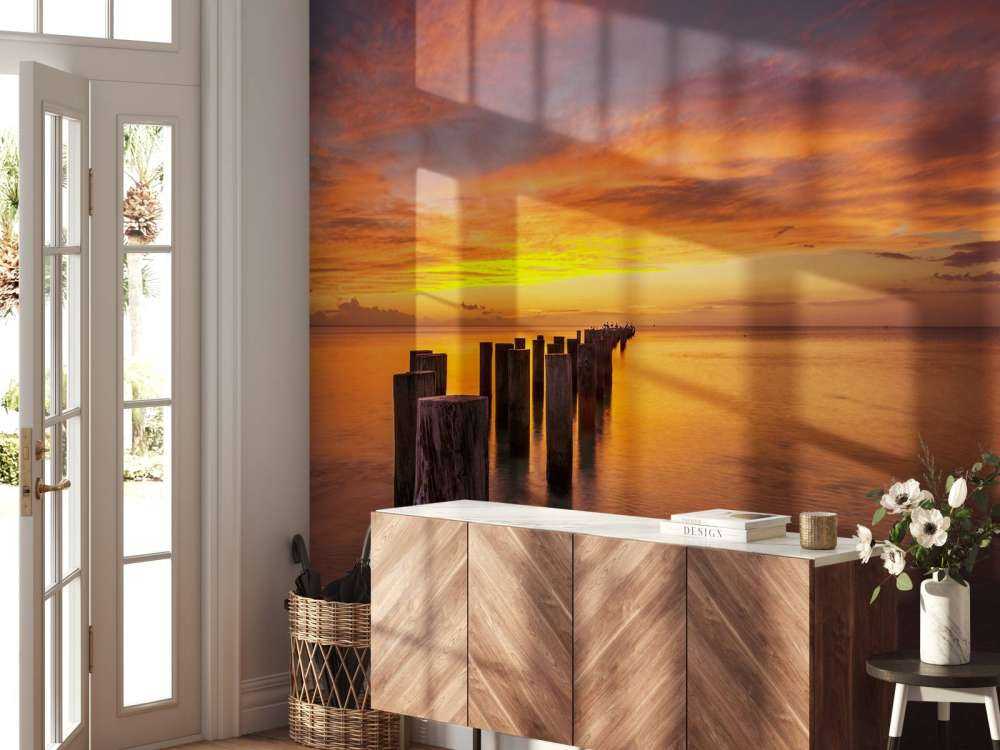 Wellenbrecher bei Sonnenaufgang