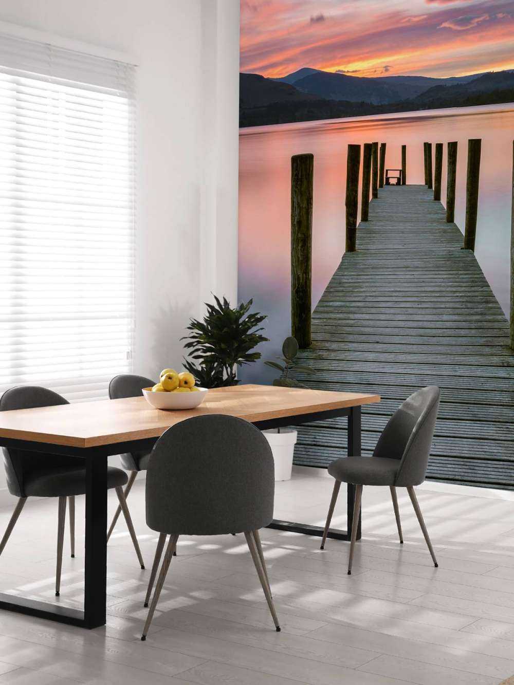 Steg bei rosa Sonnenuntergang