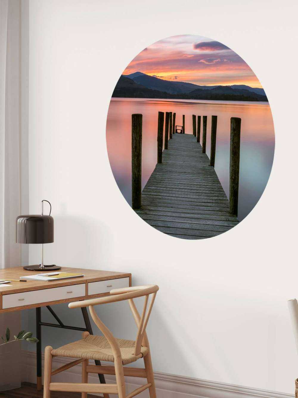 Steg bei rosa Sonnenuntergang