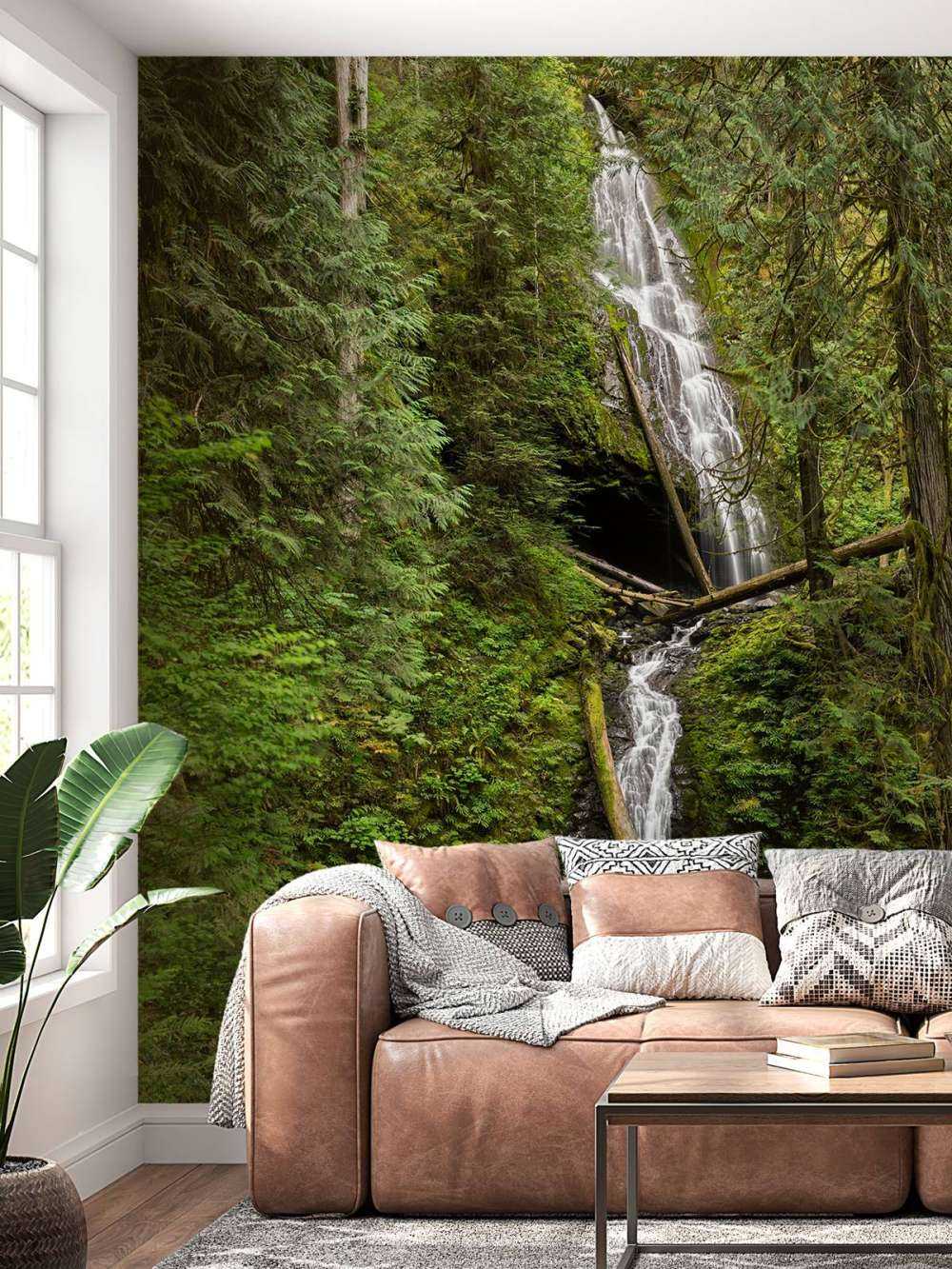 Wasserfall mit umgefallenen Bäumen