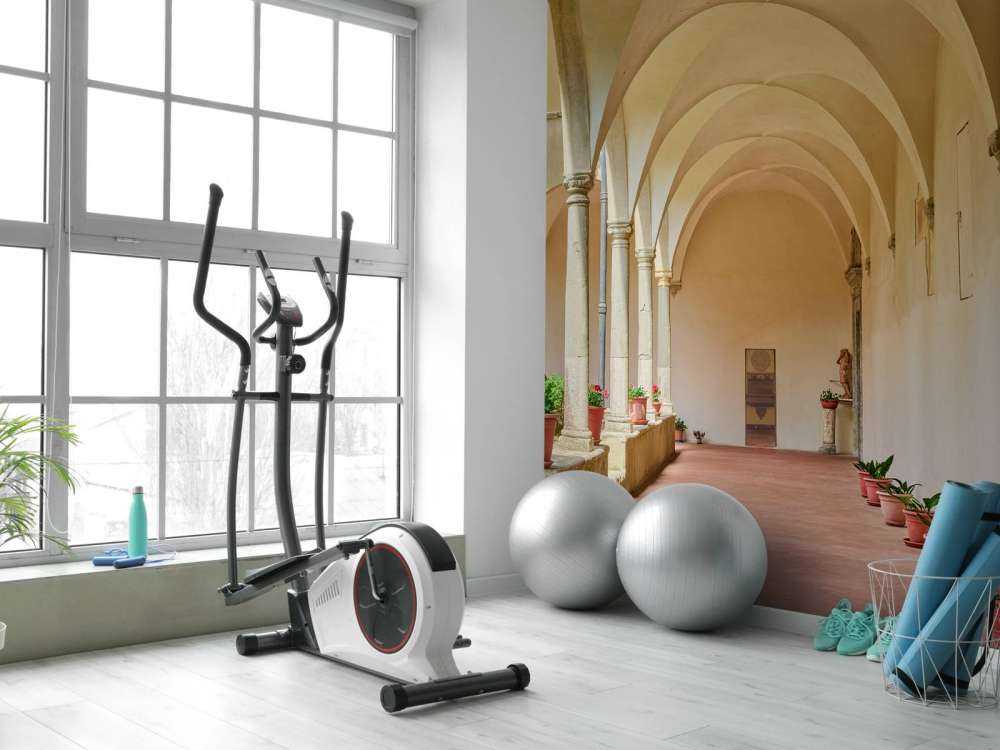 Innenhof mit Bögen und Pflanzen