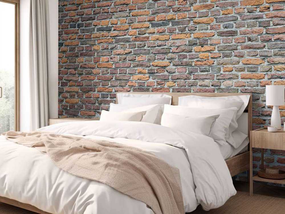 Restaurierte alte Backsteinmauer