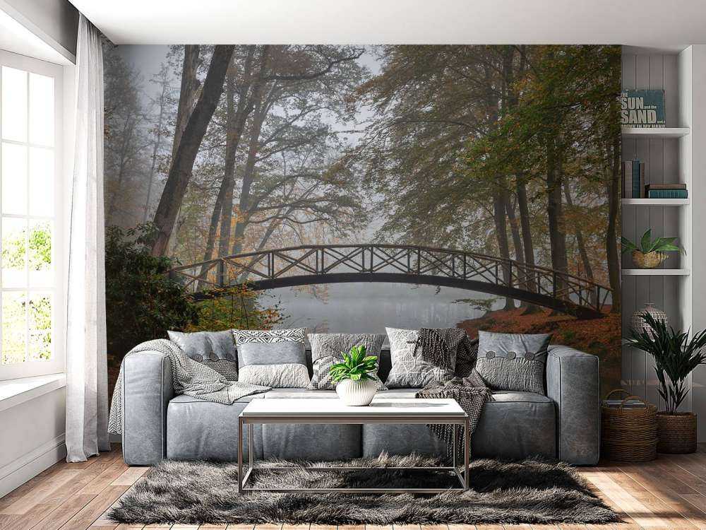 Brücke zwischen den Bäumen