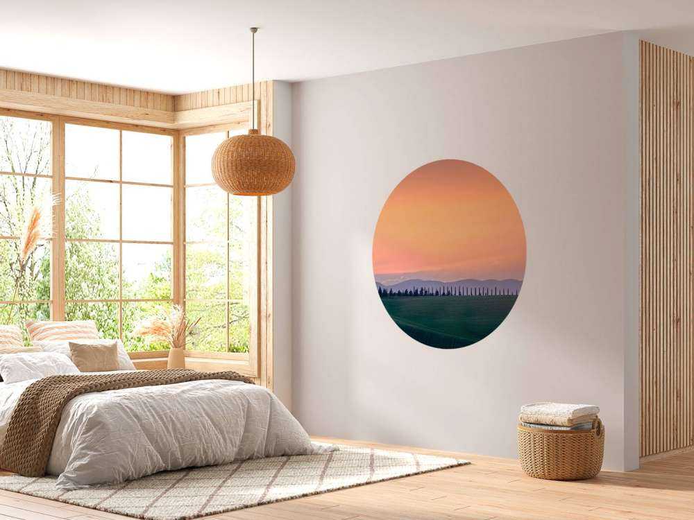 Italienische Landschaft mit orangefarbenem Himmel