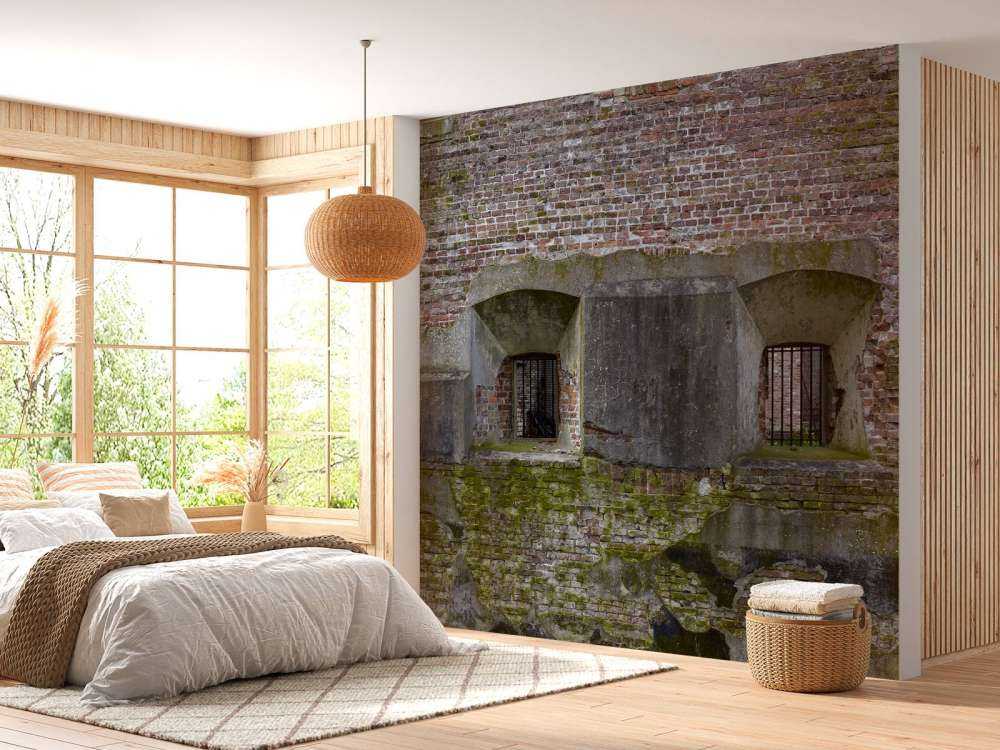 Verwitterte Wand mit 2 Nischen