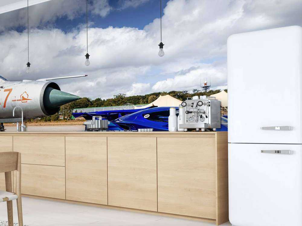 Futuristisches Superauto am Flughafen