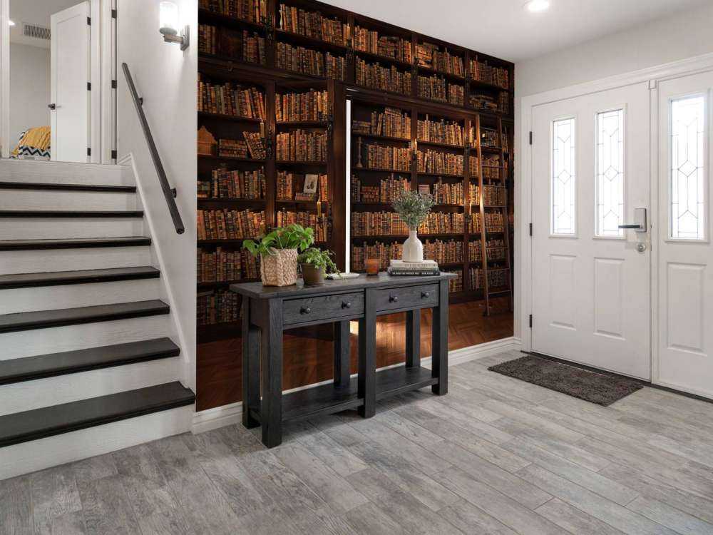 Geheime Bibliothek mit verborgener Tür