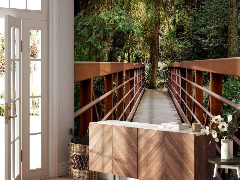 Rostige Brücke im Wald 