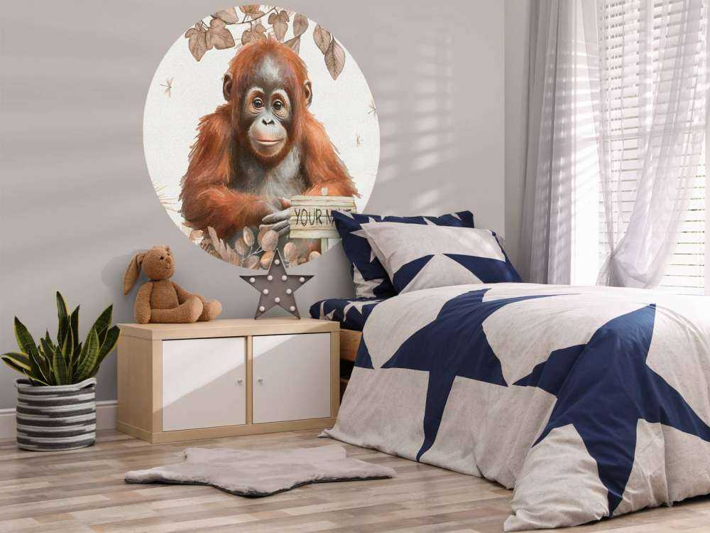 Junger Orang-Utan im Dschungel taupe