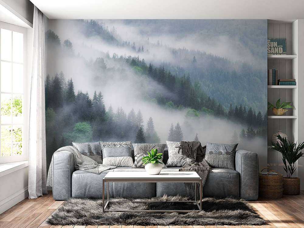 Nebliger Wald in den Bergen