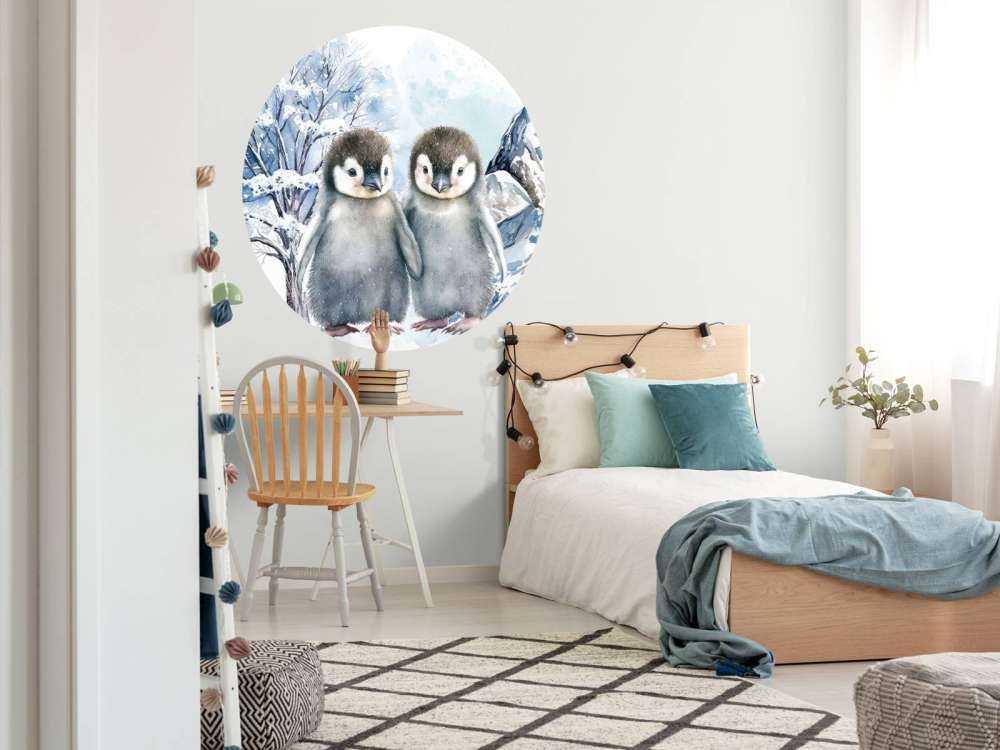 Schattige Pinguine im Winterlandschaft