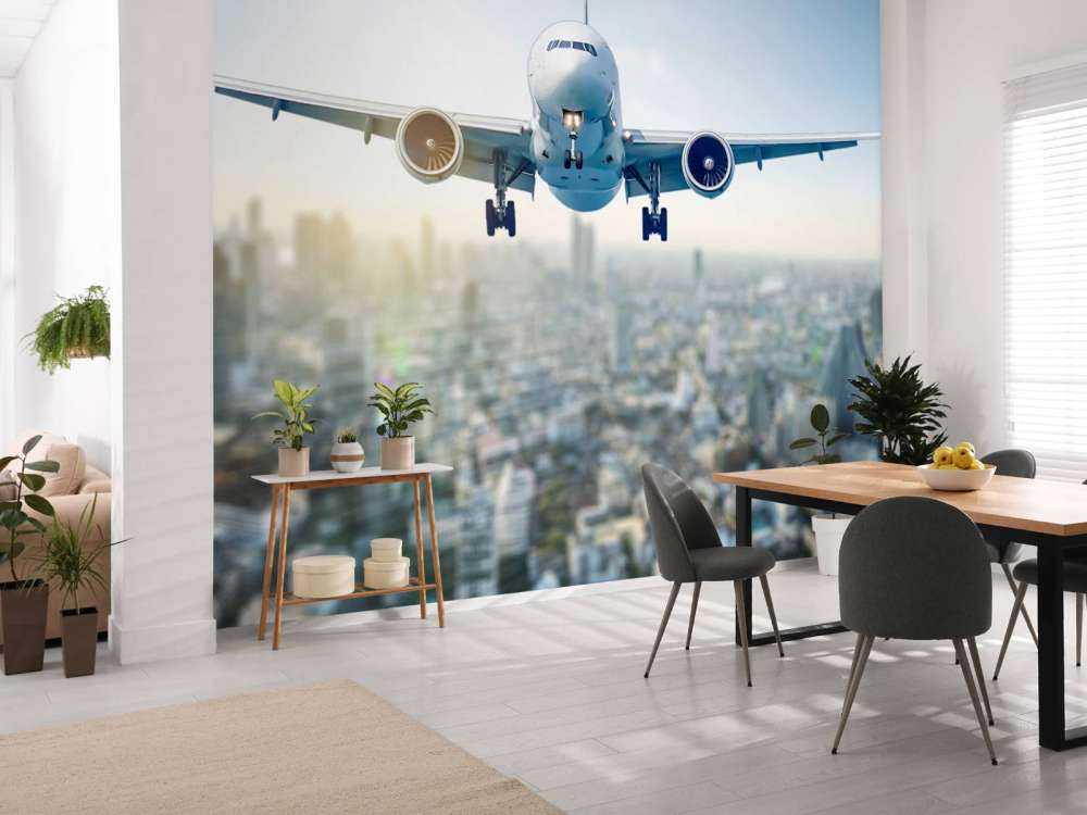 Absteigendes Flugzeug über einer Stadt