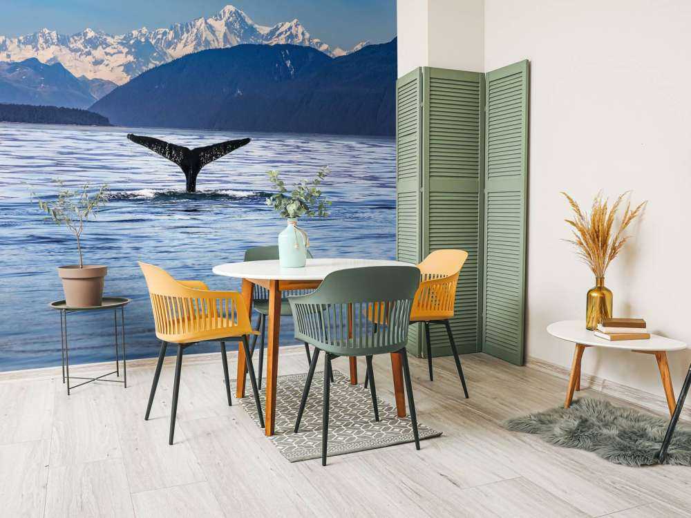 Tauchender Wal mit Bergen im Hintergrund