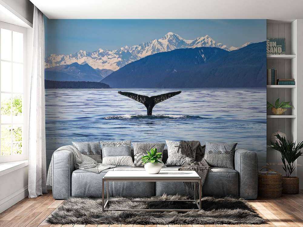 Tauchender Wal mit Bergen im Hintergrund
