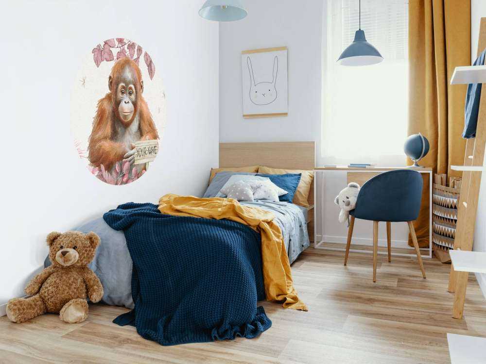 Junger Orang-Utan im Dschungel rosa