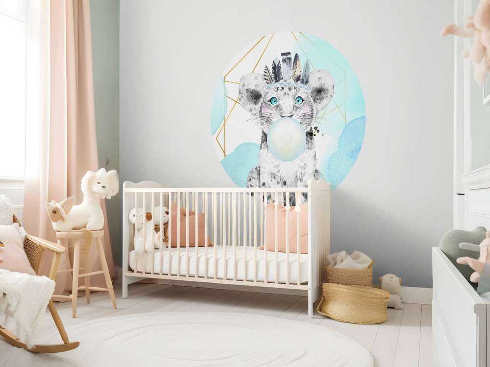 Indisches Löwenbaby mit Kaugummiglocke