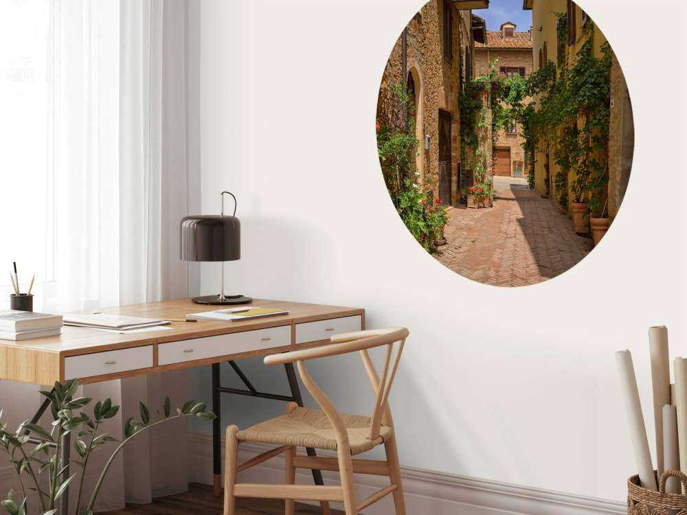 Italienische Straße mit Pflanzen