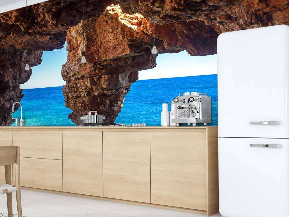 Höhle über dem Meer