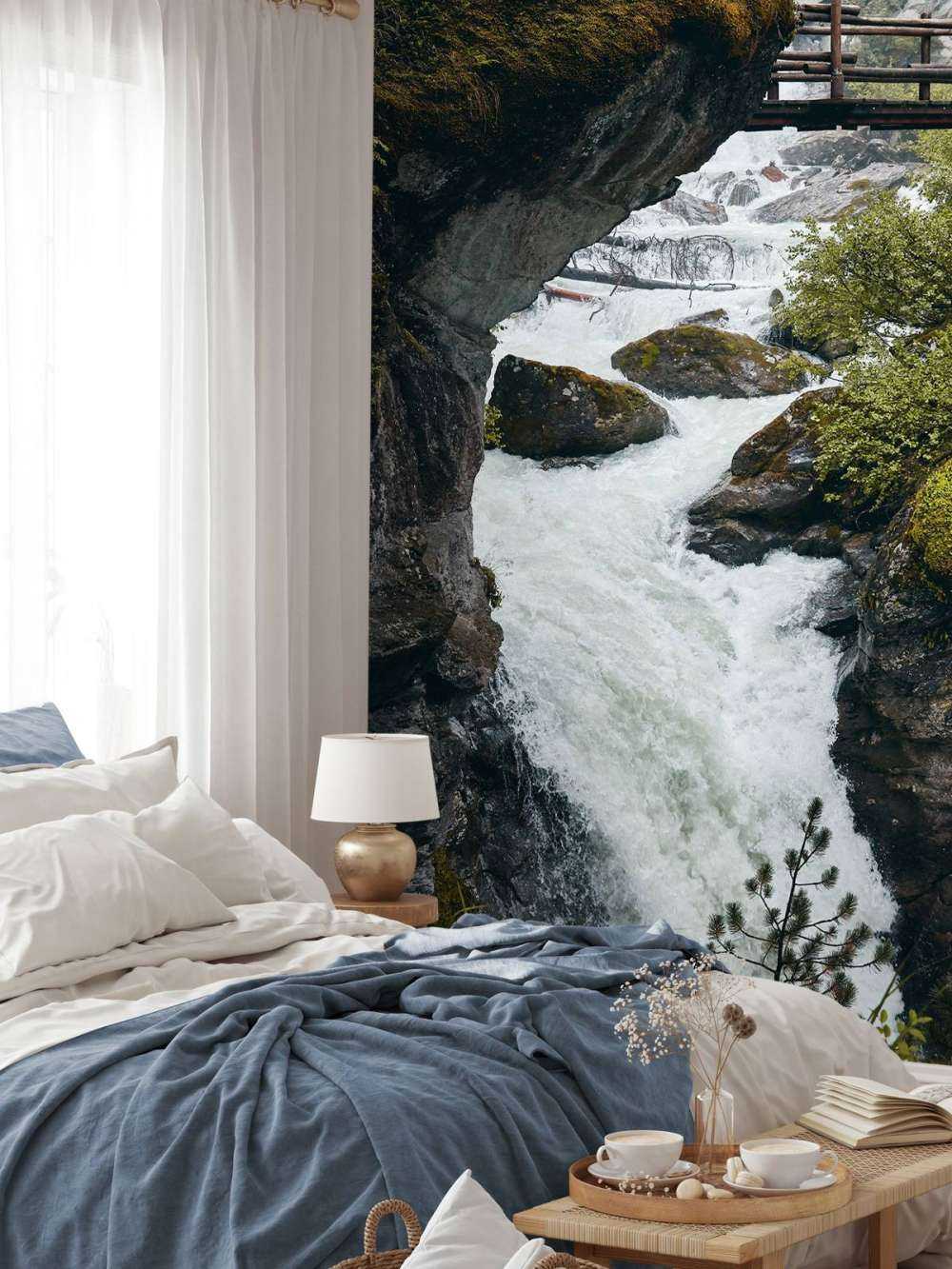 Brücke an einem Wasserfall