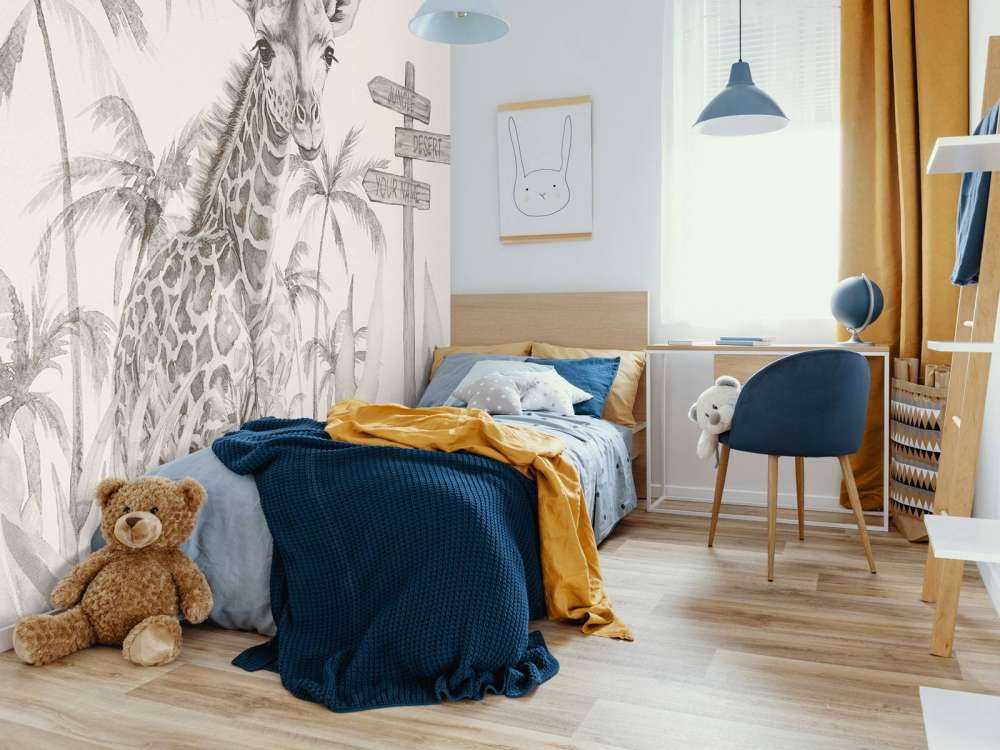 Baby Giraffe im Dschungel beige