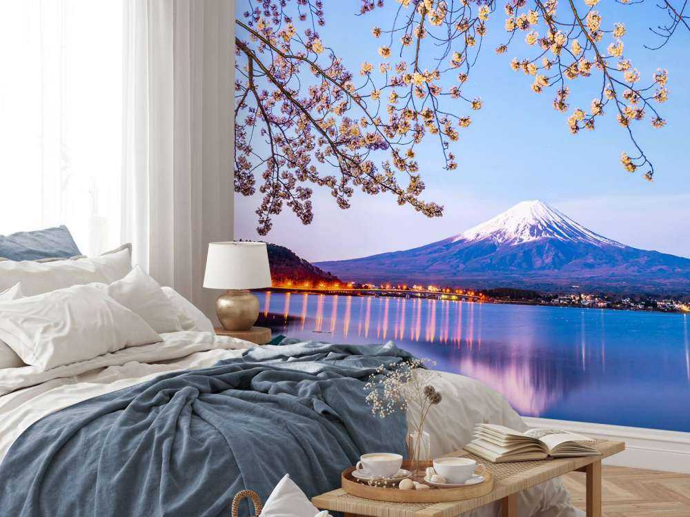 Der Berg Fuji am Rande des Wassers