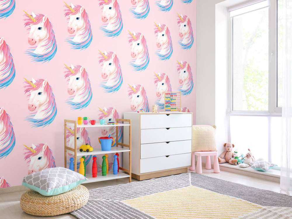 Weißes Einhorn mit goldenem Horn