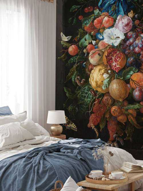 Girlande aus Obst und Blumen