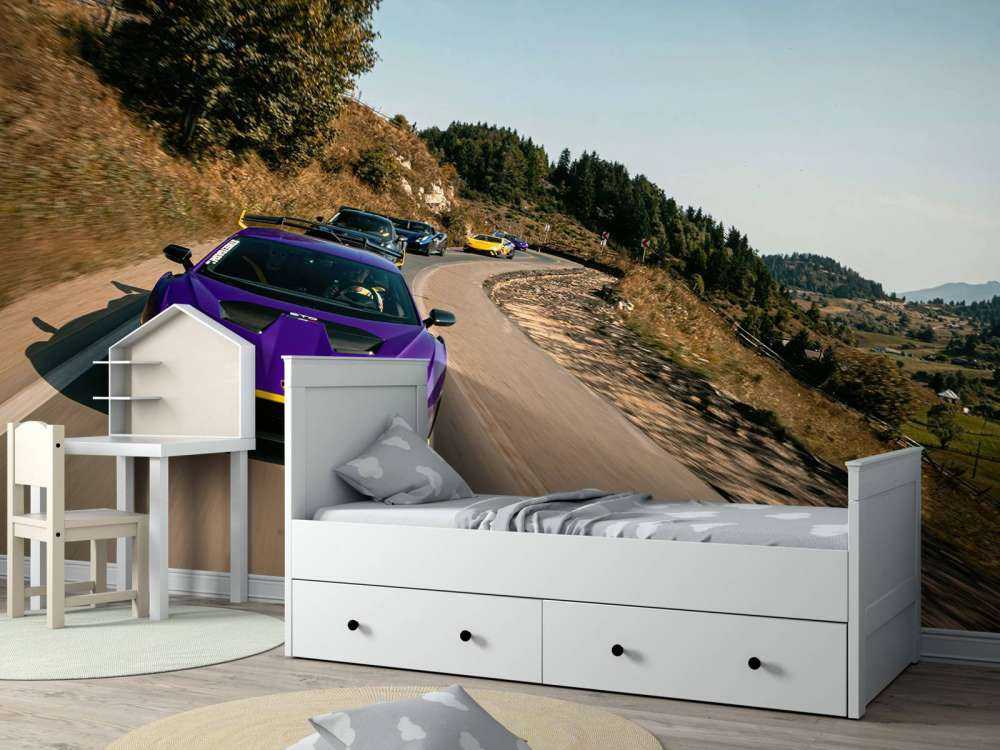 Supercar-Konvoi durch die Berge