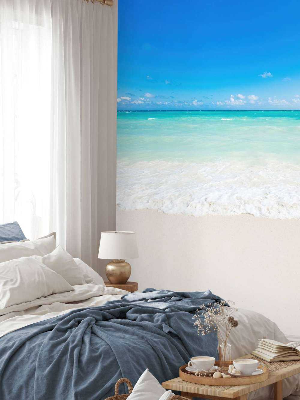 Weißer Strand mit Wellen