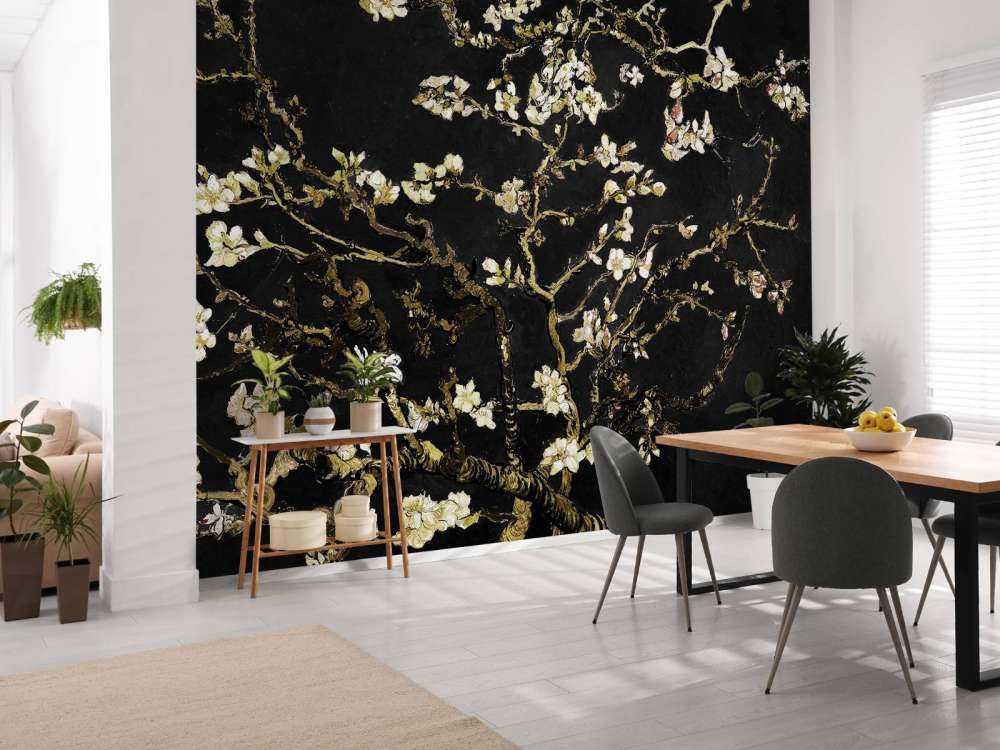 Dunkle Mandelblüte
