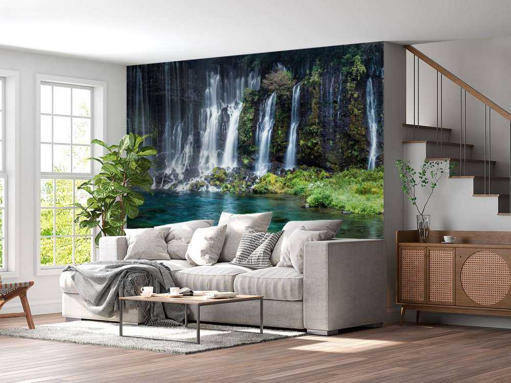 Wasserfallpanorama mit türkisblauem Wasser