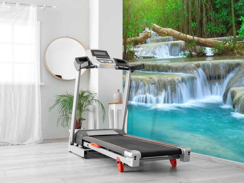 Breiter Wasserfall im Wald