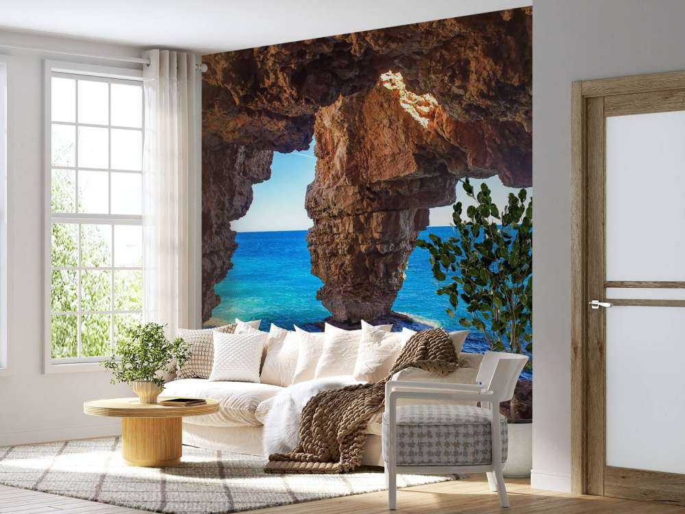 Höhle über dem Meer