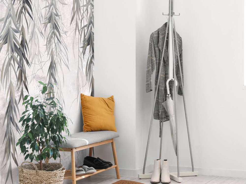 Hängende Äste über Beton