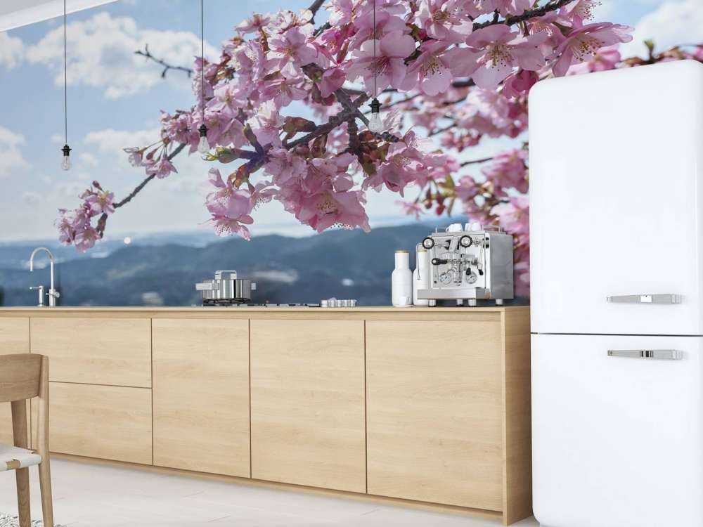 Japanische Blüten mit Bergen