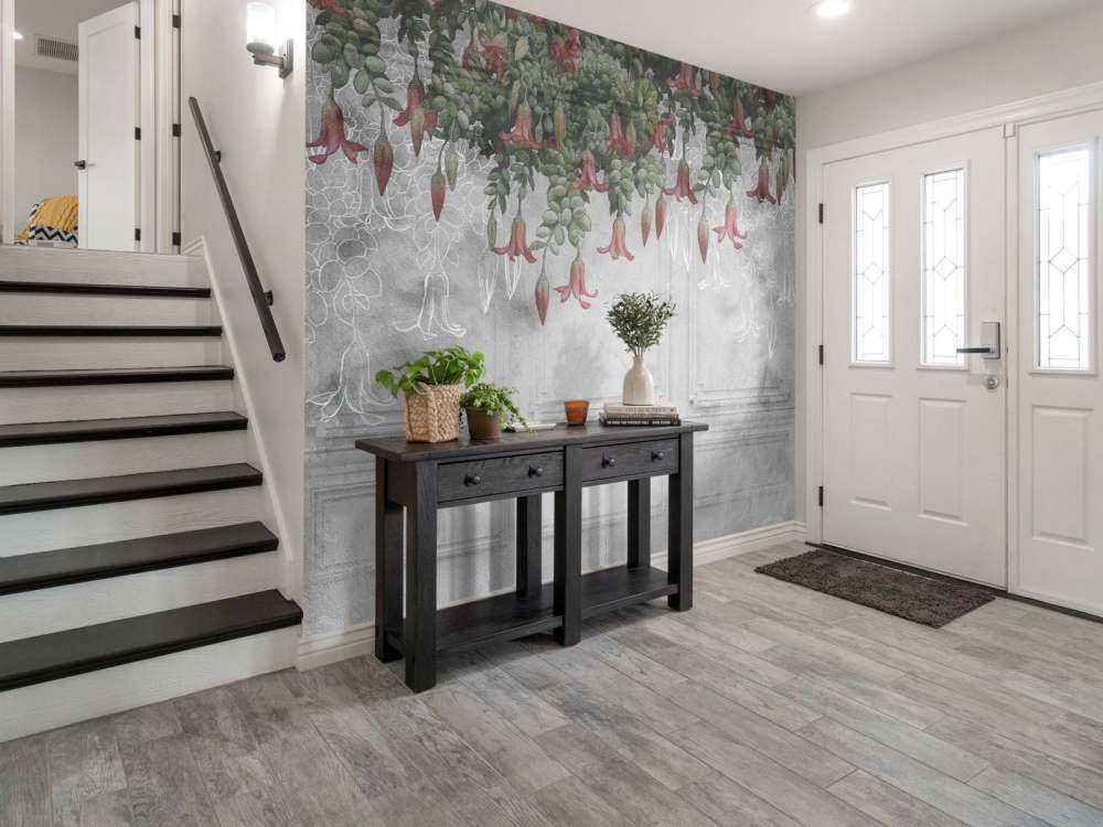 Klassische graue Verkleidung mit Blumen