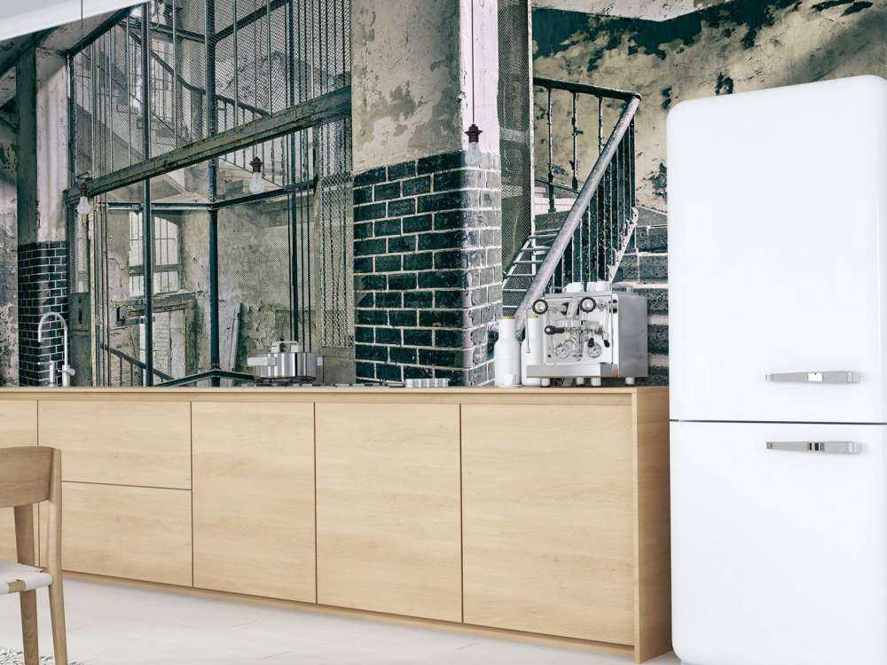 Alte Treppe und Aufzugsschacht