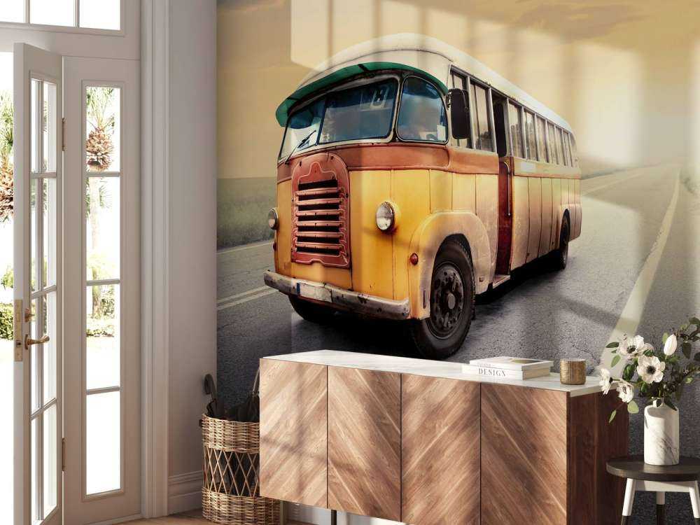 Bus auf einer verlassenen Straße