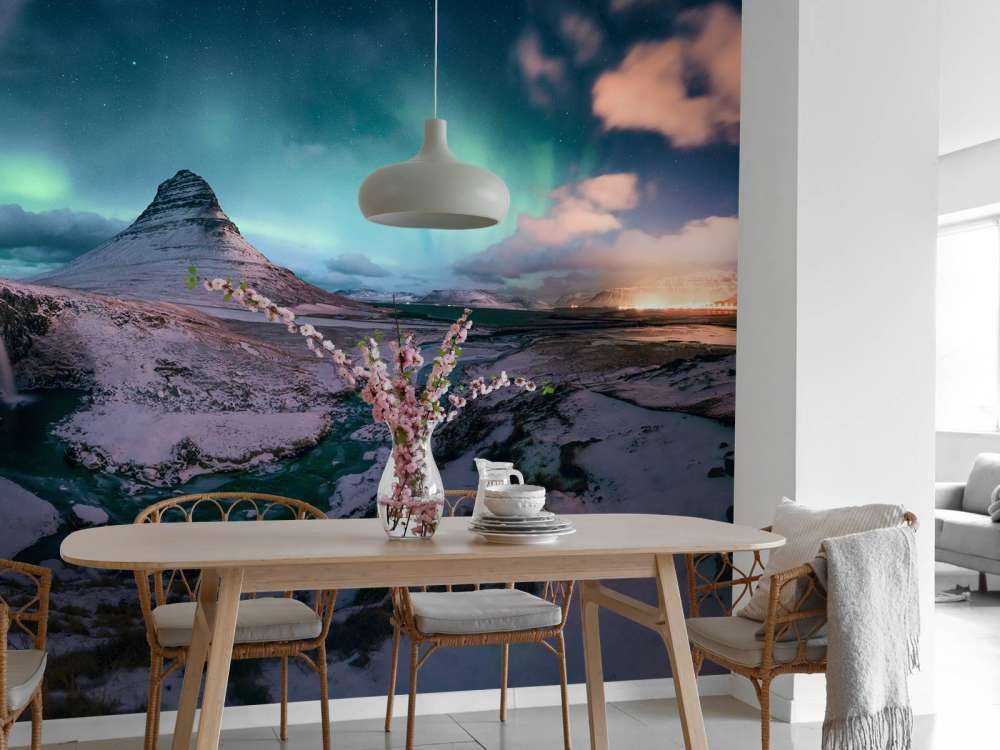Kirkjufell mit Nordlicht