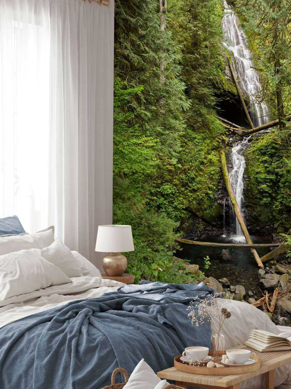 Wasserfall mit umgefallenen Bäumen
