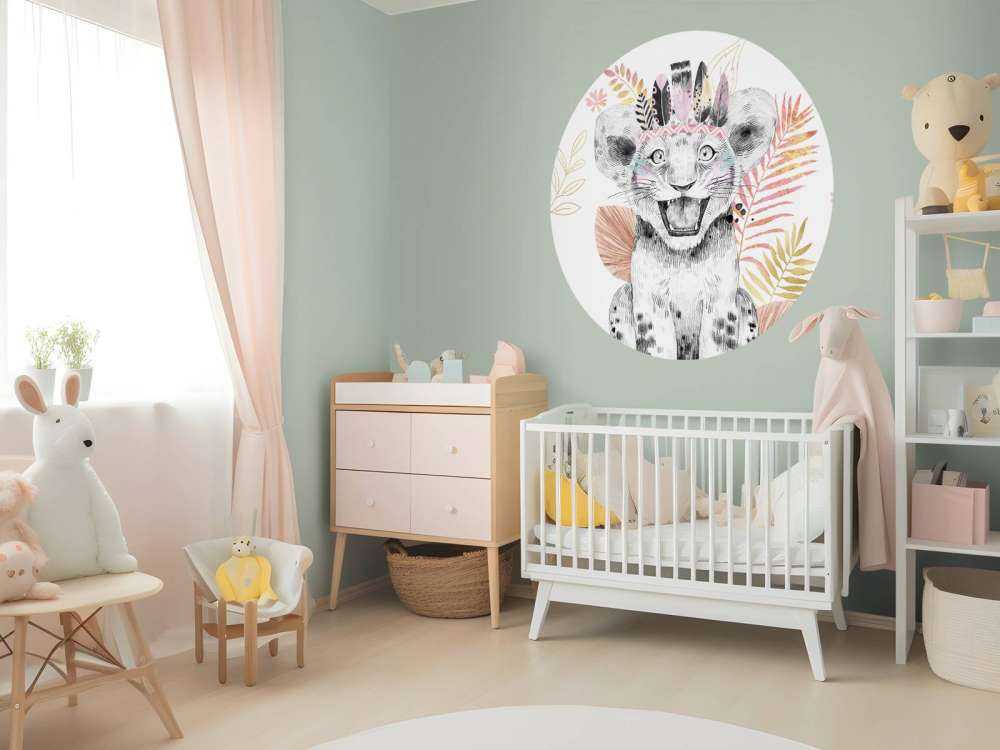 Löwenbaby mit korallenroten und goldenen Blättern