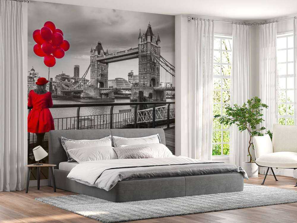 Frau an der Tower Bridge
