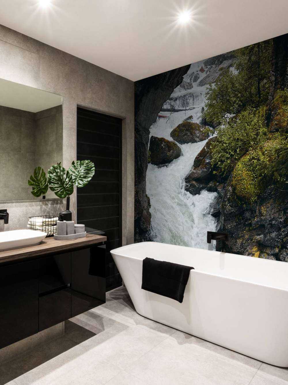 Brücke an einem Wasserfall