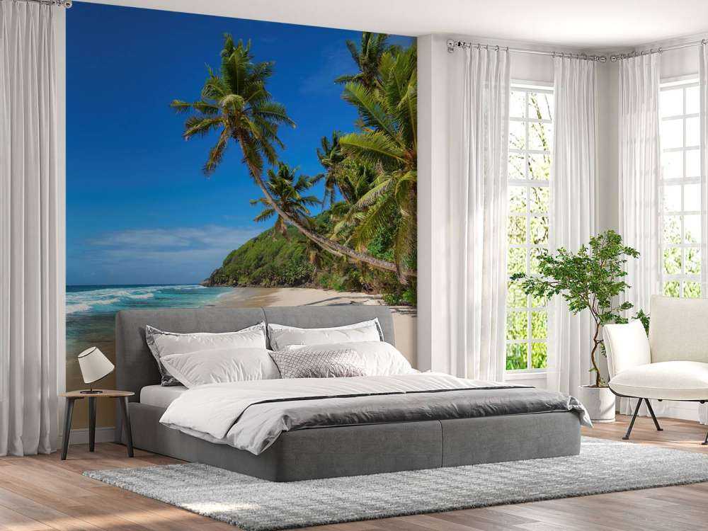 Sonniger breiter Strand