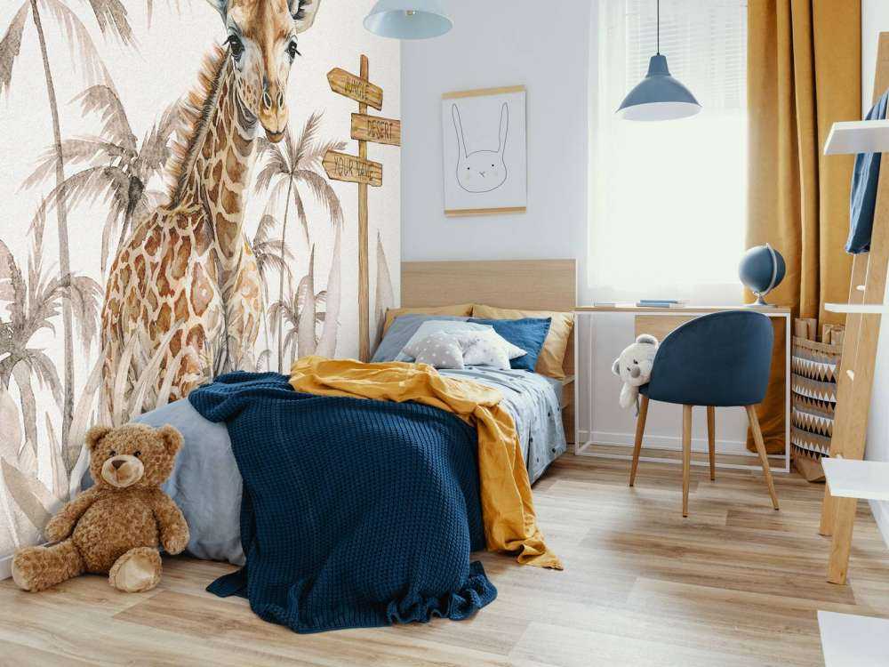Baby-Giraffe im Dschungel taupe