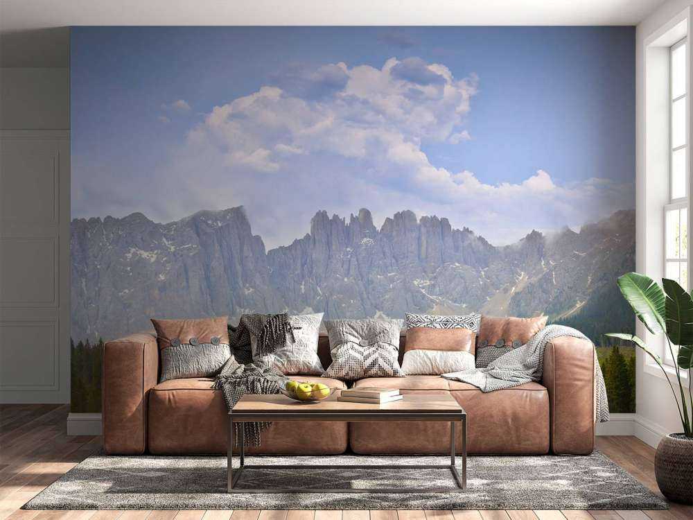 Berge mit Bäumen und Wolken