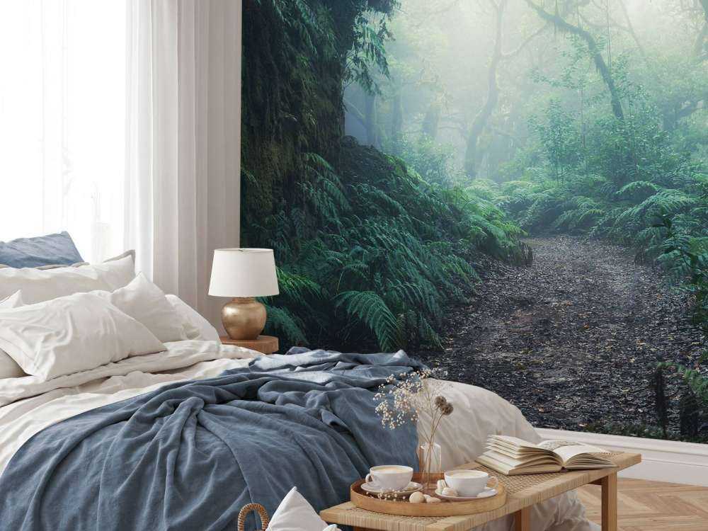 Grüner nebliger Wald